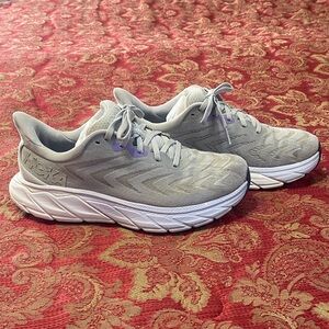 Hoka Women's Light Gray Athletic Shoes Arahi 6, Size 7.5B